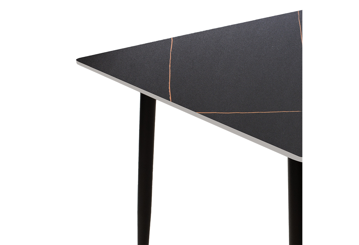 Απεικονίζεται η γωνία του τραπεζιού